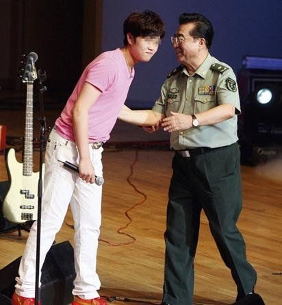 李天一和李双江(资料图)