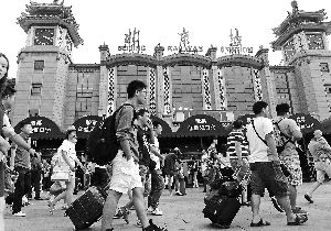 行色匆匆,人潮滚滚,拦不住人们回家探亲的脚步。首席摄影记者 吴宁/摄