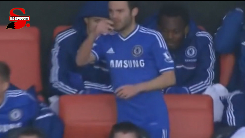 马塔不爽被换下 看台摊手怒火直指魔力鸟